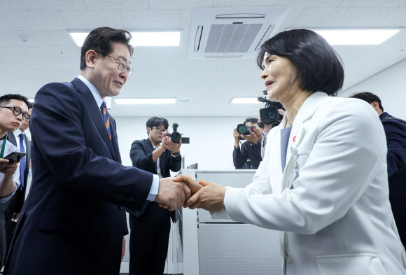 이재명 대통령이 11일 충북 음성 국립소방병원 원무과 사무실에서 심미선 간호행정교육과장과 악수하고 있다. 2026.8.11. 청와대통신사진기자단