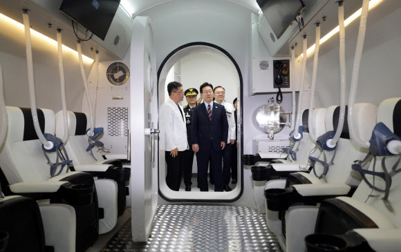 이재명 대통령이 11일 충북 음성 국립소방병원을 방문해 고압산소치료실을 시찰하고 있다. 2026.8.11. 청와대통신사진기자단