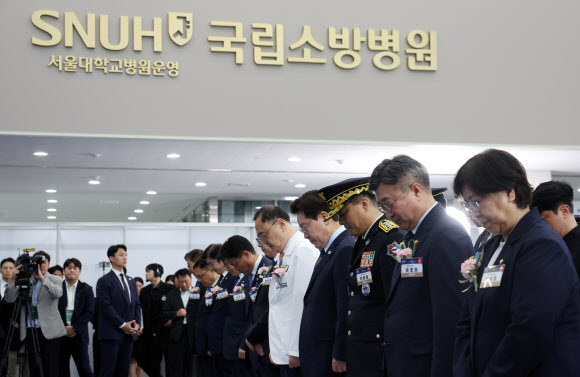 이재명 대통령이 11일 충북 음성 국립소방병원 개원식에서 묵념하고 있다. 2026.8.11. 청와대통신사진기자단