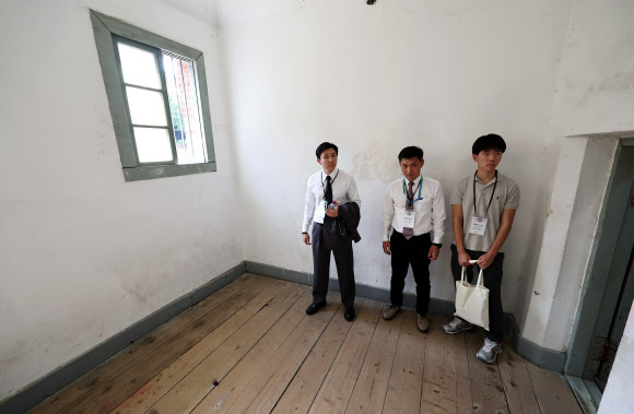 국가보훈부의 초청으로 한국을 방문한 국외 거주 독립유공자 후손들이 11일 서울 서대문형무소 역사관을 방문해 옥사 등을 살펴보고 있다. 2026.8.11 연합뉴스