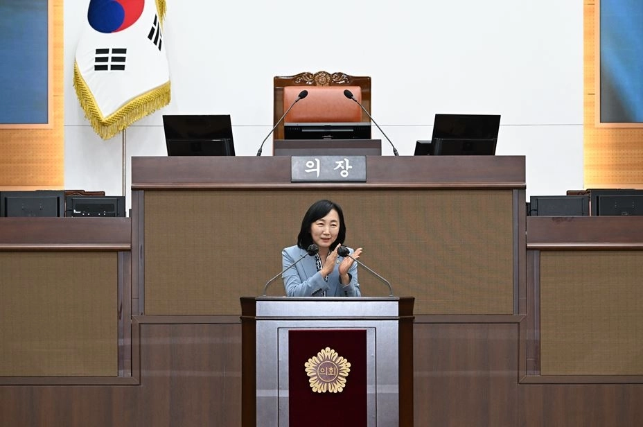 지난 11일 서울시의회 본회의장에서 열린 중랑구 모범학생 및 학부모를 대상으로 서울시의회 의장표창 수여식에서 격려의 말을 전하는 이영실 의원. 서울시의회 제공