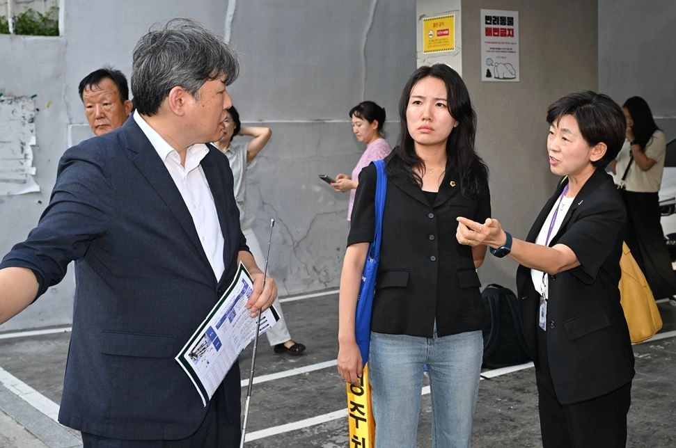 지난 11일 마포구 연남동 소재 사회주택을 현장 방문해 입주민들의 애로사항을 청취한 이정미 의원(오른쪽에서 첫 번째). 서울시의회 제공