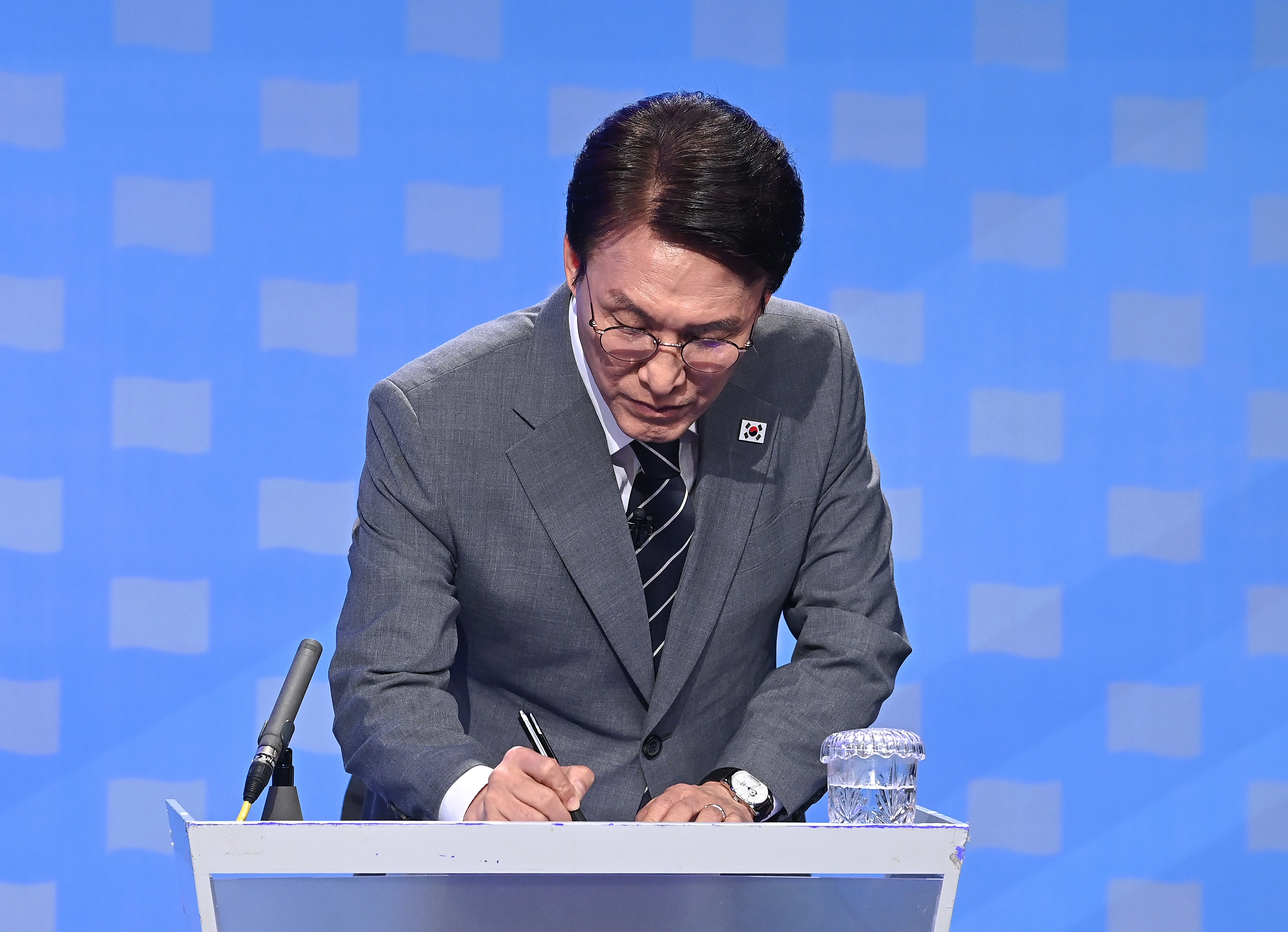 더불어민주당 당대표 후보자 토론회김민석 더불어민주당 당대표 후보가 12일 서울 목동 SBS에서 열린 당대표 후보자 토론회를 준비하고 있다. 2026.8.12 국회사진기자단