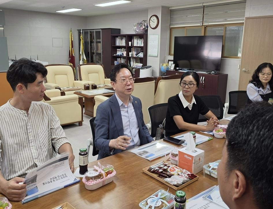 지난 7일 방이초 양궁부 학부모 간담회를 개최한 김광철 의원. 서울시의회 제공