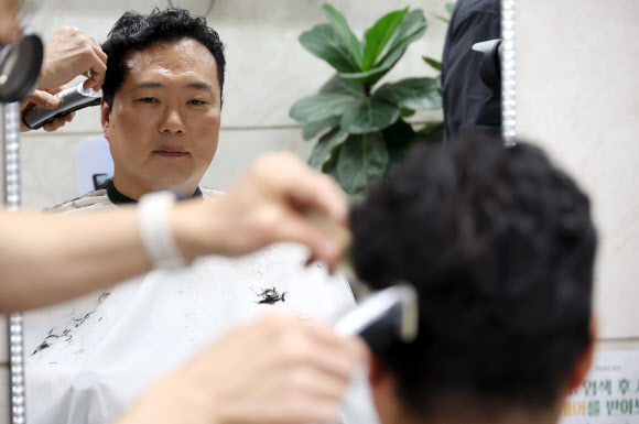 신병 훈련을 받기 위해 2박 3일 일정으로 육군 논산훈련소에 입소하는 개혁신당 천하람 원내대표가 12일 국회 미용실에서 두발을 정리하고 있다. 2026.8.12 연합뉴스