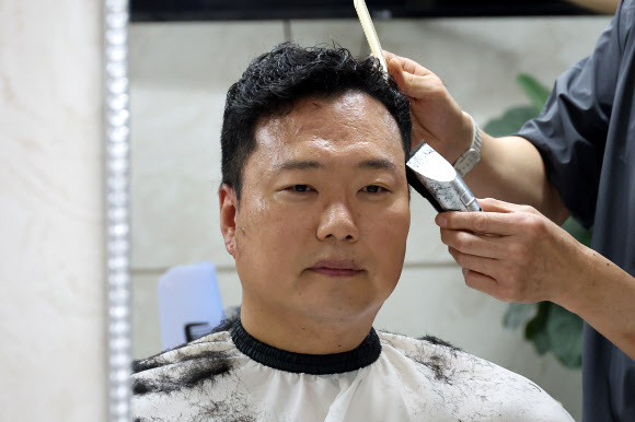 신병 훈련을 받기 위해 2박 3일 일정으로 육군 논산훈련소에 입소하는 개혁신당 천하람 원내대표가 12일 국회 미용실에서 두발을 정리하고 있다. 2026.8.12 연합뉴스
