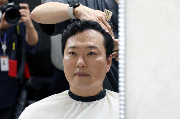 신병 훈련을 받기 위해 2박 3일 일정으로 육군 논산훈련소에 입소하는 개혁신당 천하람 원내대표가 12일 국회 미용실에서 두발을 정리하고 있다. 2026.8.12 연합뉴스