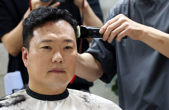 신병 훈련을 받기 위해 2박 3일 일정으로 육군 논산훈련소에 입소하는 개혁신당 천하람 원내대표가 12일 국회 미용실에서 두발을 정리하고 있다. 2026.8.12 연합뉴스