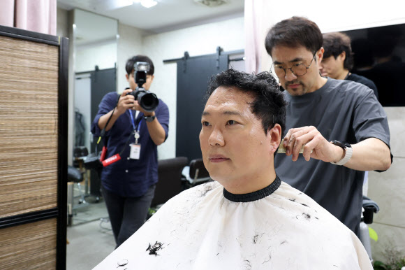 신병 훈련을 받기 위해 2박 3일 일정으로 육군 논산훈련소에 입소하는 개혁신당 천하람 원내대표가 12일 국회 미용실에서 두발을 정리하고 있다. 2026.8.12 연합뉴스