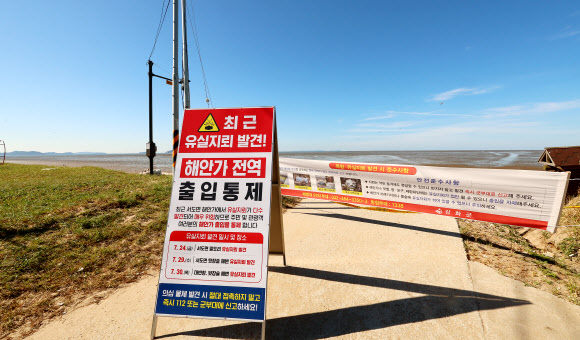 12일 인천 강화군 서도면 주문도 뒷장술해수욕장 입구에 북한 유실지뢰 발견으로 출입 통제한다는 안내문이 붙어 있다.  지난달 말 집중호우로 유실된 것으로 추정되는 북한 유실 지뢰가 인천 강화군 일대 해안에서 잇따라 발견되고 있다. 2026.8.12  연합뉴스