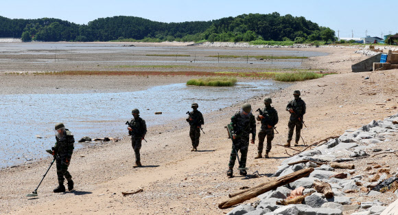 해병대 제2사단 장병들이 12일 인천 강화군 서도면 주문도 해안가에서 유실지뢰를 탐색하고 있다. 지난달 말 집중호우로 유실된 것으로 추정되는 북한 유실지뢰가 인천 강화군 일대 해안에서 잇따라 발견되고 있다. 2026.8.12  연합뉴스