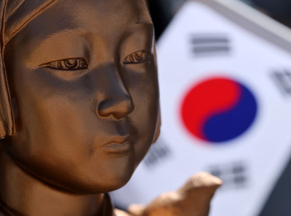 수요시위ㆍ세계일본군 ‘위안부’ 기림일 맞이 세계연대집회가 열린 12일 서울 종로구 옛 주한 일본대사관 인근 평화의 소녀상의 모습. 2026.8.12 연합뉴스