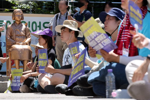 12일 서울 종로구 옛 주한 일본대사관 인근에서 수요시위ㆍ세계일본군 ‘위안부’ 기림일 맞이 세계연대집회가 열리고 있다. 2026.8.12 연합뉴스