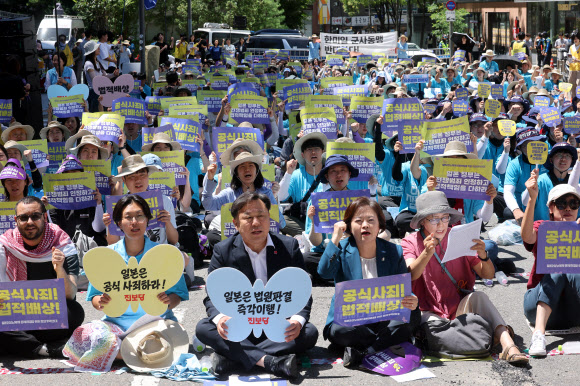 12일 서울 종로구 옛 주한 일본대사관 인근에서 수요시위ㆍ세계일본군 ‘위안부’ 기림일 맞이 세계연대집회가 열리고 있다. 2026.8.12 연합뉴스