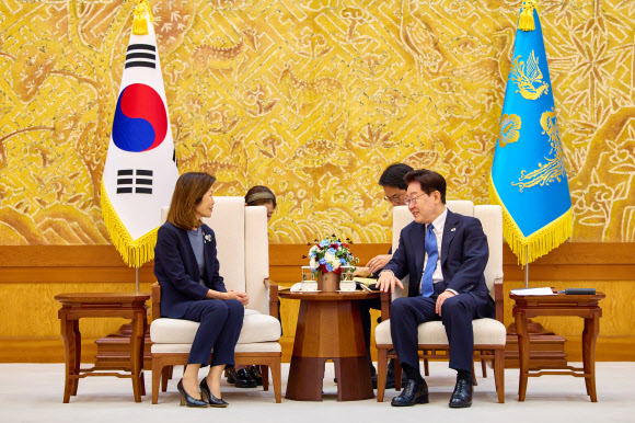 이재명 대통령이 12일 청와대에서 주한대사 신임장 제정식 후 미셸 스틸 미국대사와 환담하고 있다. 2026.8.12. 청와대 제공