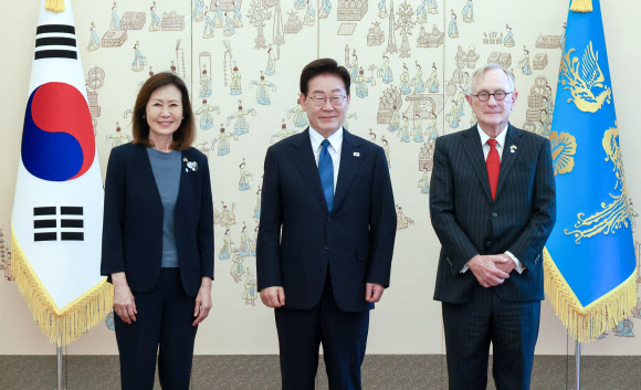 이재명 대통령이 12일 청와대에서 열린 주한대사 신임장 제정식에서 미셸 스틸 미국대사와 기념촬영을 하고 있다.  오른쪽은 스틸 대사의 남편 숀 스틸 변호사. 2026.8.12 연합뉴스