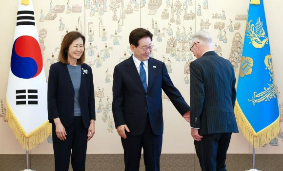 이재명 대통령이 12일 청와대에서 열린 주한대사 신임장 제정식에서 미셸 스틸 미국대사와 기념촬영 후 스틸 대사의 남편 숀 스틸 변호사에게 자리를 안내하고 있다. 2026.8.12 연합뉴스