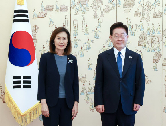이재명 대통령이 12일 청와대에서 열린 주한대사 신임장 제정식에서 미셸 스틸 미국대사와 기념촬영을 하고 있다. 2026.8.12 연합뉴스