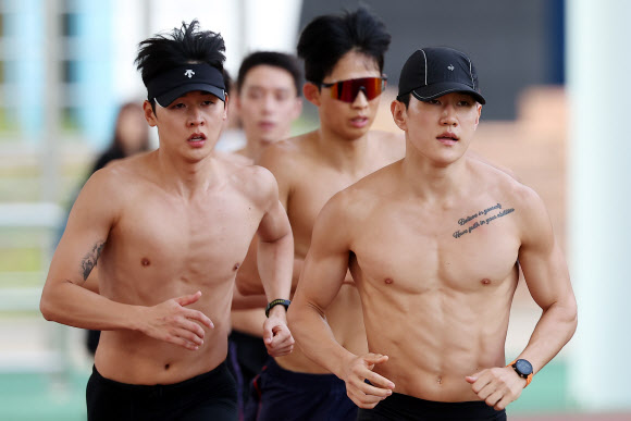 근대5종 남자 국가대표 전웅태(왼쪽)과 서창완(오른쪽)이 13일 충북 진천 국가대표선수촌에서 열린 근대5종 아시안게임 미디어데이에서 레이저런 훈련을 하고 있다. 2026.8.13  연합뉴스