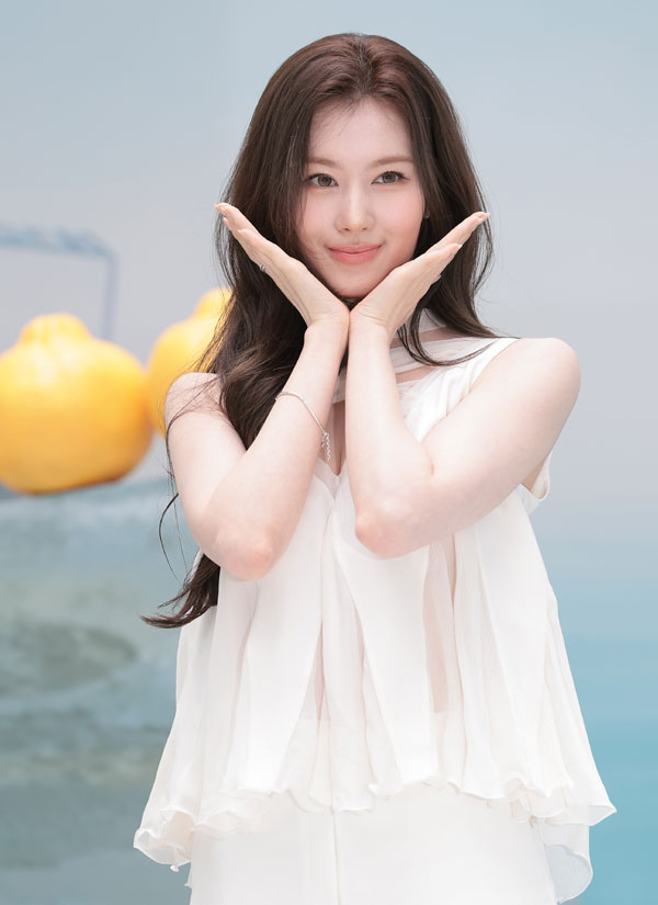트와이스(TWICE) 사나가 13일 오전 서울 성동구 인근에서 열린 ‘조 말론 런던’ 씨 솔트 앤 베르가못 코롱 출시 기념 성수 팝업스토어를 찾아 포즈를 취하고 있다. 2026.8.13 뉴스1