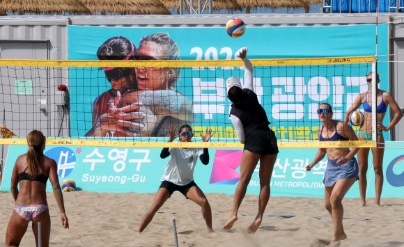 13일 부산 광안리 해변 특설무대에서 열린 2026 부산 광안리 국제 여자 비치발리볼 대회에서 선수들이 경기 전 연습경기로 몸을 풀고 있다.  16일까지 열리는 이번 대회에는 호주 일본 체코 미국 등 총 13개국 28개 팀이 참가해 세계정상급 기량을 겨룬다. 2026.8.13  연합뉴스