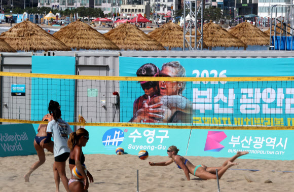 13일 부산 광안리 해변 특설무대에서 열린 2026 부산 광안리 국제 여자 비치발리볼 대회에서 선수들이 경기 전 연습경기로 몸을 풀고 있다.  16일까지 열리는 이번 대회에는 호주 일본 체코 미국 등 총 13개국 28개 팀이 참가해 세계정상급 기량을 겨룬다. 2026.8.13  연합뉴스
