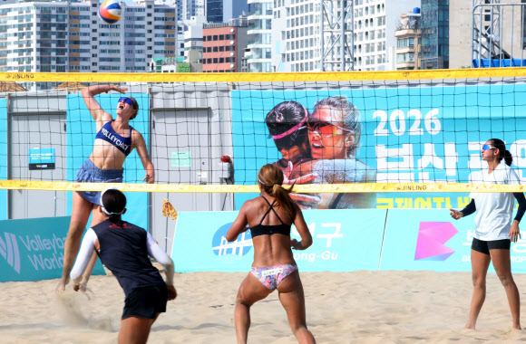 13일 부산 광안리 해변 특설무대에서 열린 2026 부산 광안리 국제 여자 비치발리볼 대회에서 선수들이 경기 전 연습경기로 몸을 풀고 있다.  16일까지 열리는 이번 대회에는 호주 일본 체코 미국 등 총 13개국 28개 팀이 참가해 세계정상급 기량을 겨룬다. 2026.8.13  연합뉴스