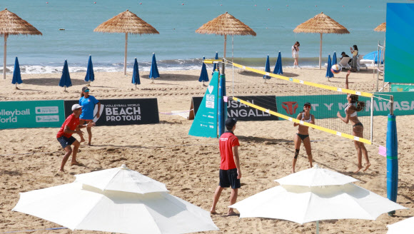 13일 부산 광안리 해변 특설무대에서 열린 2026 부산 광안리 국제 여자 비치발리볼 대회에서 선수들이 경기 전 몸을 풀고 있다.   16일까지 열리는 이번 대회에는 호주 일본 체코 미국 등 총 13개국 28개 팀이 참가해 세계정상급 기량을 겨룬다. 2026.8.13  연합뉴스