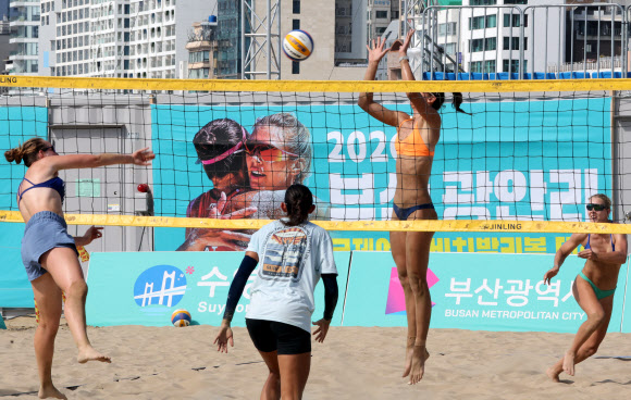 13일 부산 광안리 해변 특설무대에서 열린 2026 부산 광안리 국제 여자 비치발리볼 대회에서 선수들이 경기 전 연습경기로 몸을 풀고 있다.   16일까지 열리는 이번 대회에는 호주 일본 체코 미국 등 총 13개국 28개 팀이 참가해 세계정상급 기량을 겨룬다. 2026.8.13  연합뉴스