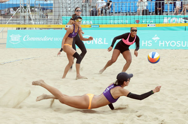 ‘2026 부산 광안리 국제여자비치발리볼 대회’가 열린 13일 부산 수영구 광안리해변 특설경기장에서 미국과 홍콩 팀이 기량을 겨루고 있다. 오는 16일까지 열리는 이번 대회에는 호주, 일본, 체코, 미국 등 총 13개국 28개팀이 참가했다.  2026.08.13. 뉴시스