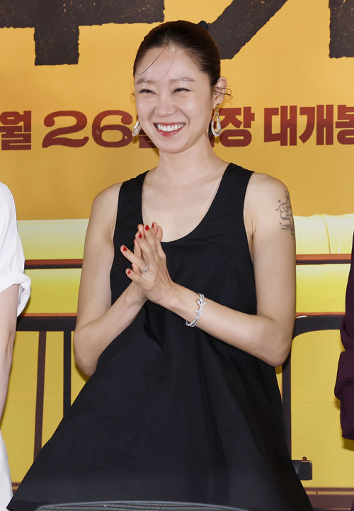 배우 공효진이 13일 오후 서울 송파구 롯네시네마 월드타워에서 열린 영화 ‘경주기행’ 언론시사회에 참석하고 있다. 2026.08.13.  뉴시스