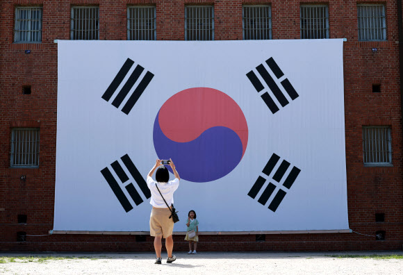 대형 태극기 앞에서 추억쌓기