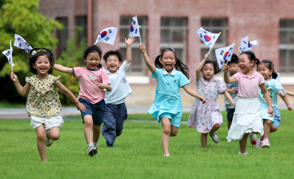 태극기 흔드는 아이들