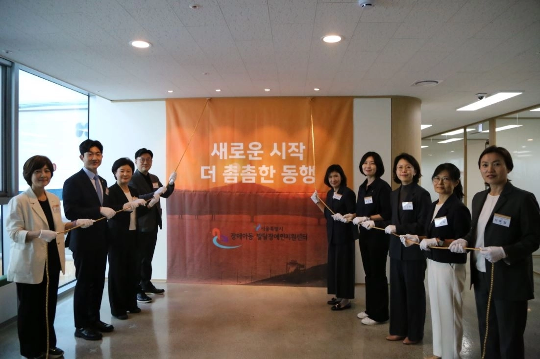 지난 12일 강서구 어울림플라자 4층에서 열린 ‘서울시 장애아동·발달장애지원센터’ 개소식에 참석한 이인애 의원(오른쪽 위에서부터 두 번째). 서울시의회 제공