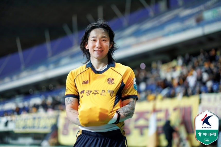 광주FC 신창무가 지난 3월 광주월드컵경기장에서 열린 K리그1 인천 유나이티드전에서 3-2로 승리한 뒤 아내의 임신을 축하하는 세리머니를 하고 있다. 신창무가 사고 차량 운전자를 구조한 그 다음날 아이가 태어났다. 한국프로축구연맹 제공