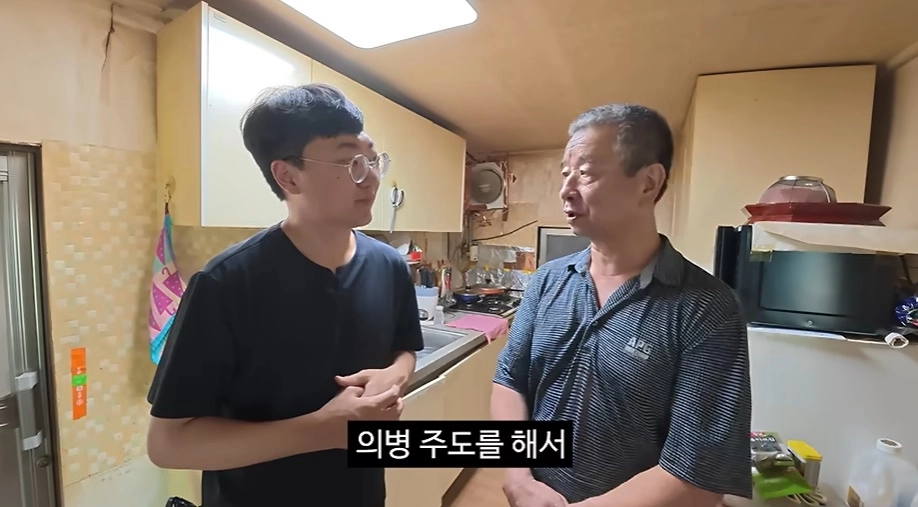 공무원 ‘충주맨’ 출신 유튜버 김선태가 광복절을 앞두고 독립운동가 후손을 직접 찾아가 이들의 어려운 현실을 조명하고 1000만원을 기부했다. 유튜브 채널 ‘김선태’ 캡처