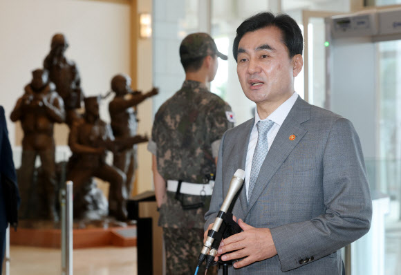 안규백 국방부 장관이 14일 서울 용산구 국방부 청사로 출근하며 취재진의 질문에 답하고 있다. 2026.8.14  연합뉴스