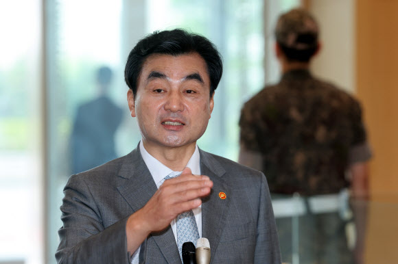 안규백 국방부 장관이 14일 서울 용산구 국방부 청사로 출근하며 취재진의 질문에 답하고 있다. 2026.8.14  연합뉴스