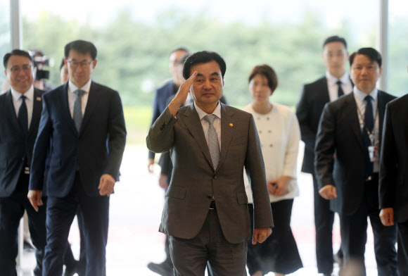 안규백 국방부 장관이 14일 서울 용산구 국방부 청사로 출근하고 있다. 2026.8.14  연합뉴스