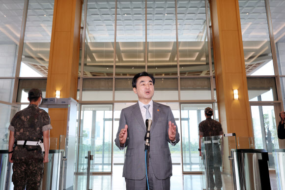 안규백 국방부 장관이 14일 서울 용산구 국방부 청사로 출근하며 취재진의 질문에 답하고 있다. 2026.8.14  연합뉴스