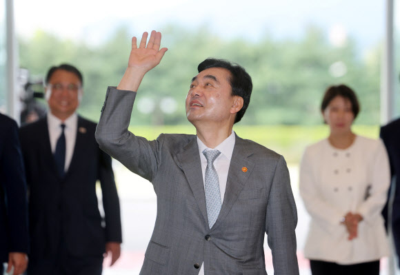 안규백 국방부 장관이 14일 서울 용산구 국방부 청사로 출근하고 있다. 2026.8.14  연합뉴스