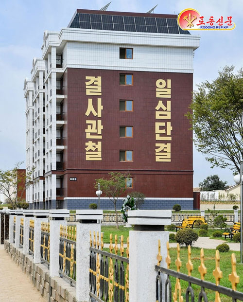 북한 노동당 기관지 노동신문은 14일 당의 지방발전 정책에 따라 새로 개발된 평양시 강남군의 모습을 조명했다. 신문은 평양시당위원회가 “군의 어디나 당 정책으로 꽉 들어차게 해야 한다는 점”을 강조해 읍지구의 모든 건물들과 주요 장소들, 거리 마다에 당의 기본구호들을 게시했다고 보도했다.  평양 노동신문 뉴스1