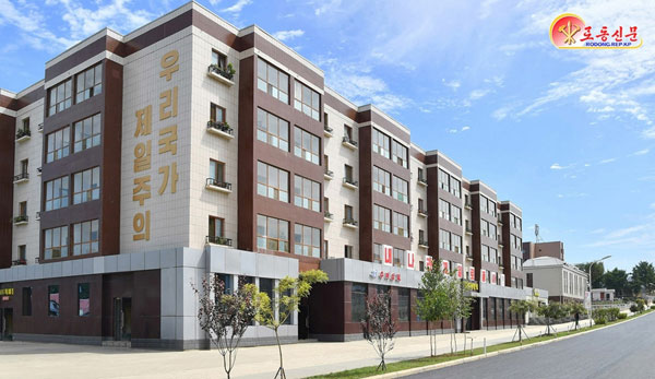 북한 노동당 기관지 노동신문은 14일 평양시 강남군에서 ‘지방발전 20×10 정책’에 따른 지방발전 정책 대상 건설과 함께 읍지구 개건 사업이 진행되고 있다고 보도했다. 신문은 강남군의 도로와 살림집, 공공건물 등을 정비했다고 선전했다.  평양 노동신문 뉴스1
