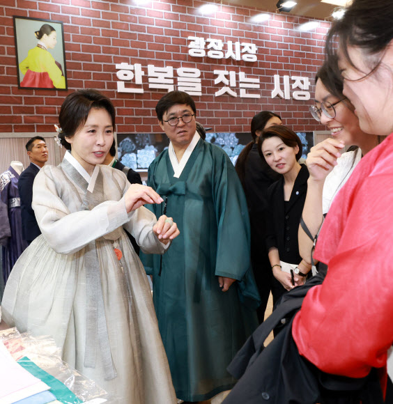 김혜경 여사가 14일 서울 중구 동대문디자인플라자에서 열린 한복박람회 ‘2026 한복상점’의 광장시장 기획관에서 한복을 입은 시민들과 대화하고 있다. 오른쪽은 최휘영 문화체육관광부 장관. 2026.8.14  연합뉴스