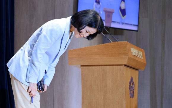국민의힘 이진숙 의원이 14일 국회 소통관에서 5·18 민주화운동 관련 긴급 기자회견을 마친 뒤 고개 숙여 인사하고 있다. 2026.8.14  연합뉴스