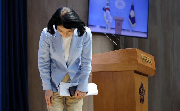 국민의힘 이진숙 의원이 14일 국회 소통관에서 5·18 민주화운동 관련 긴급 기자회견을 마친 뒤 고개 숙여 인사하고 있다. 2026.8.14  연합뉴스