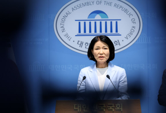 국민의힘 이진숙 의원이 14일 국회 소통관에서 5·18 민주화운동 관련 긴급 기자회견을 하고 있다. 2026.8.14  연합뉴스