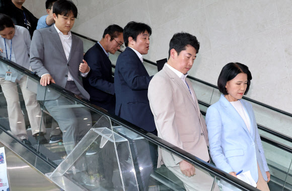 국민의힘 이진숙 의원이 14일 국회 소통관에서 5·18 민주화운동 관련 긴급 기자회견을 마친 뒤 취재진 질의를 받지 않고 이석하고 있다. 2026.8.14  연합뉴스