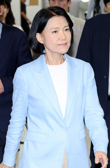 국민의힘 이진숙 의원이 14일 국회 소통관에서 5·18 민주화운동 관련 긴급 기자회견을 위해 이동하고 있다. 2026.8.14  연합뉴스