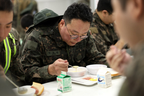 개혁신당 천하람 원내대표가 지난 12일 논산 육군훈련소에서 훈련을 마친 뒤 식사하고 있다. 천 원내대표는 현역 국회의원으로는 처음으로 논산 육군훈련소에 훈련병으로 입소해 2박 3일간 신병 교육을 받았다. 2026.8.14  천하람 의원실 제공